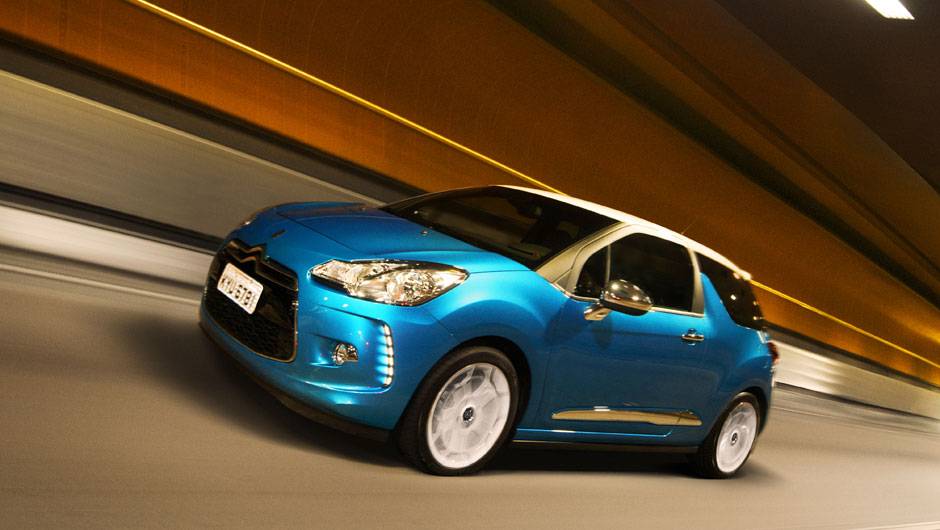 Cores berrantes real&ccedil;am o design moderno do compacto feito na Fran&ccedil;a | <a href="https://quatrorodas.abril.com.br/carros/lancamentos/citroen-ds3-685732.shtml" rel="migration">Leia mais</a>