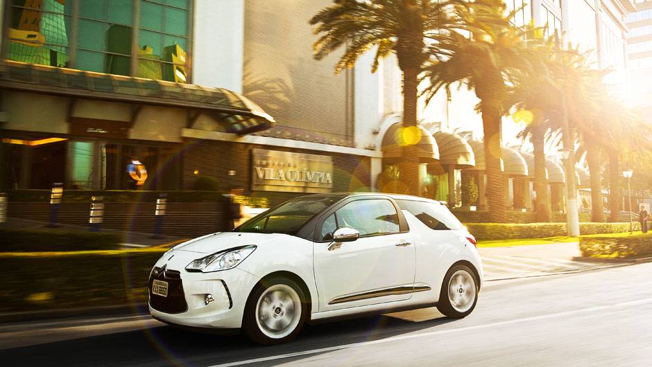 A carroceria de duas e a oferta de c&acirc;mbio manual entregam a voca&ccedil;&atilde;o esportiva do DS3 | <a href="https://quatrorodas.abril.com.br/carros/lancamentos/citroen-ds3-685732.shtml" rel="migration">Leia mais</a>
