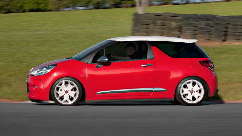 Note o estilo incomum na lateral, incluindo a coluna chamada de barbatana de tubar&atilde;o e os vidros que criam uma ilus&atilde;o de continuidade | <a href="https://quatrorodas.abril.com.br/carros/lancamentos/citroen-ds3-685732.shtml" rel="migration">Leia mais</a>