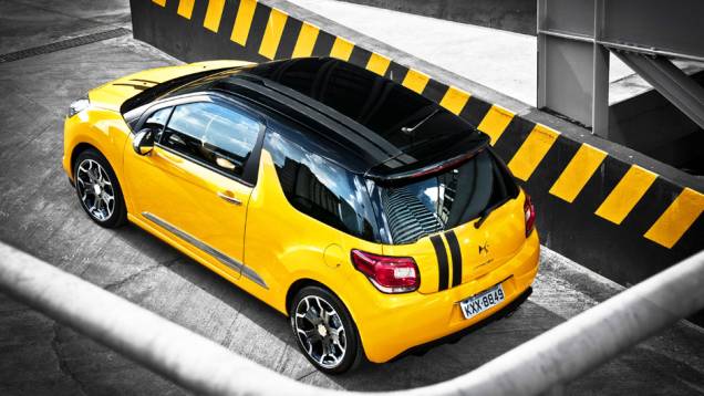 Assim como o MINI Cooper, o DS3 pode ser amplamente personalizado, inclusive com adesivos pela carroceria | <a href="https://quatrorodas.abril.com.br/carros/lancamentos/citroen-ds3-685732.shtml" rel="migration">Leia mais</a>