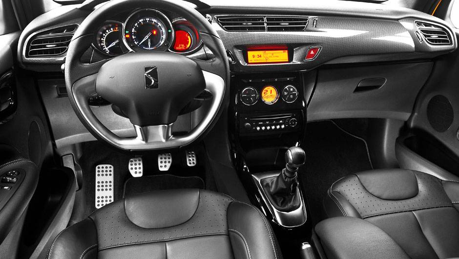 Bem acabado, o interior tem visual atraente, mas peca pelo uso de pe&ccedil;as com outros carros da marca | <a href="https://quatrorodas.abril.com.br/carros/lancamentos/citroen-ds3-685732.shtml" rel="migration">Leia mais</a>
