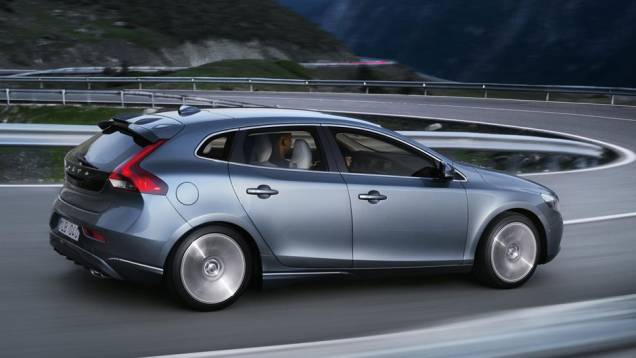 Se a frente lembra o S60, a traseira parece muito com o XC60 | <a href="https://quatrorodas.abril.com.br/saloes/genebra/2012/volvo-v40-678685.shtml" rel="migration">Leia mais</a>