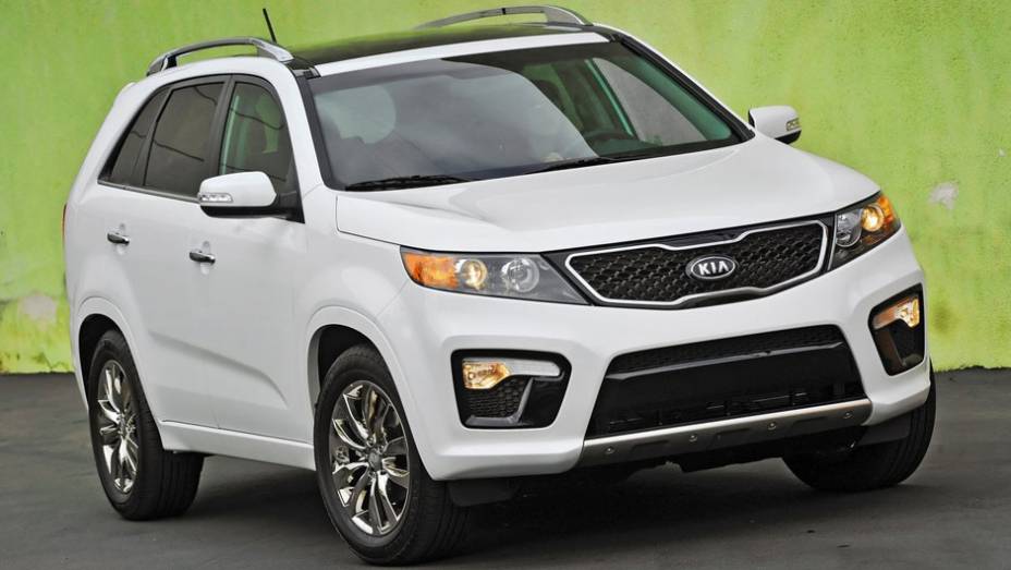 Modelo foi submetido a um facelift | <a href="https://quatrorodas.abril.com.br/noticias/kia-revela-primeira-imagem-novo-sorento-318050_p.shtml" rel="migration">Leia mais</a>