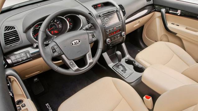 Versão de entrada vem equipada com ar condicionado e ajuste de altura e profundidade do volante | <a href="https://quatrorodas.abril.com.br/noticias/kia-revela-primeira-imagem-novo-sorento-318050_p.shtml" rel="migration">Leia mais</a>