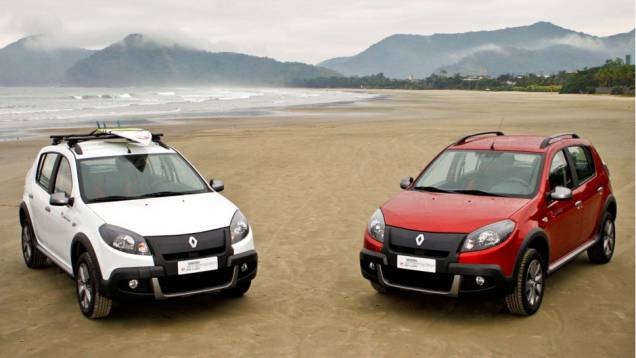 Pranchas podem ser levadas nas barras do teto | <a href="https://quatrorodas.abril.com.br/noticias/renault-sandero-stepway-ganha-serie-limitada-rip-curl-318372_p.shtml" rel="migration">Leia mais</a>