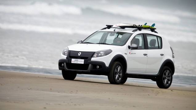 Cor Branco Glacier é exclusiva da série especial | <a href="https://quatrorodas.abril.com.br/noticias/renault-sandero-stepway-ganha-serie-limitada-rip-curl-318372_p.shtml" rel="migration">Leia mais</a>