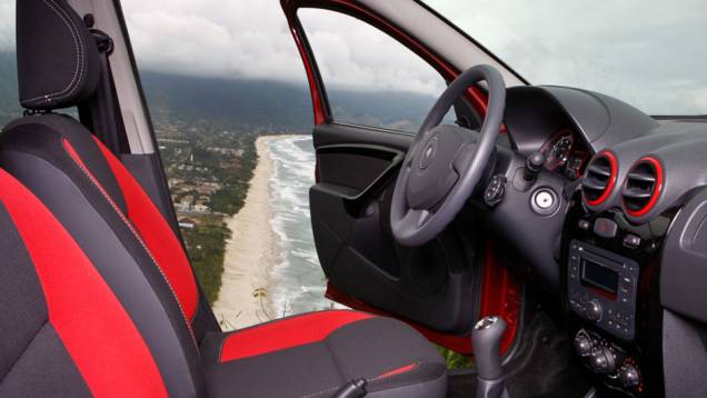 Bancos esportivos têm revestimento exclusivo | <a href="https://quatrorodas.abril.com.br/noticias/renault-sandero-stepway-ganha-serie-limitada-rip-curl-318372_p.shtml" rel="migration">Leia mais</a> Bancos esportivos têm revestimento exclusivo | <a href="https://quatrorodas.abril.com.br/noticias/renault-sandero-stepway-ganha-serie-limitada-rip-curl-318372_p.shtml" rel="migration">Leia mais</a>