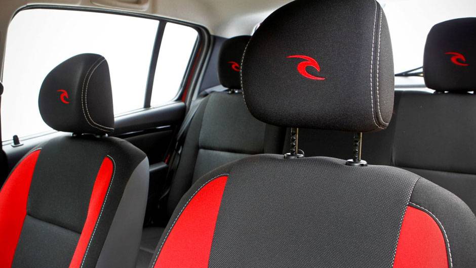 Logo da marca de surfe est&aacute; no encosto dos bancos | <a href="https://quatrorodas.abril.com.br/noticias/renault-sandero-stepway-ganha-serie-limitada-rip-curl-318372_p.shtml" rel="migration">Leia mais</a>