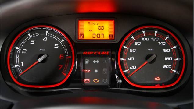 Painel de instrumentos tem novo grafismo e detalhes em vermelho | <a href="https://quatrorodas.abril.com.br/noticias/renault-sandero-stepway-ganha-serie-limitada-rip-curl-318372_p.shtml" rel="migration">Leia mais</a> Painel de instrumentos tem novo grafismo e detalhes em vermelho | <a href="https://quatrorodas.abril.com.br/noticias/renault-sandero-stepway-ganha-serie-limitada-rip-curl-318372_p.shtml" rel="migration">Leia mais</a>
