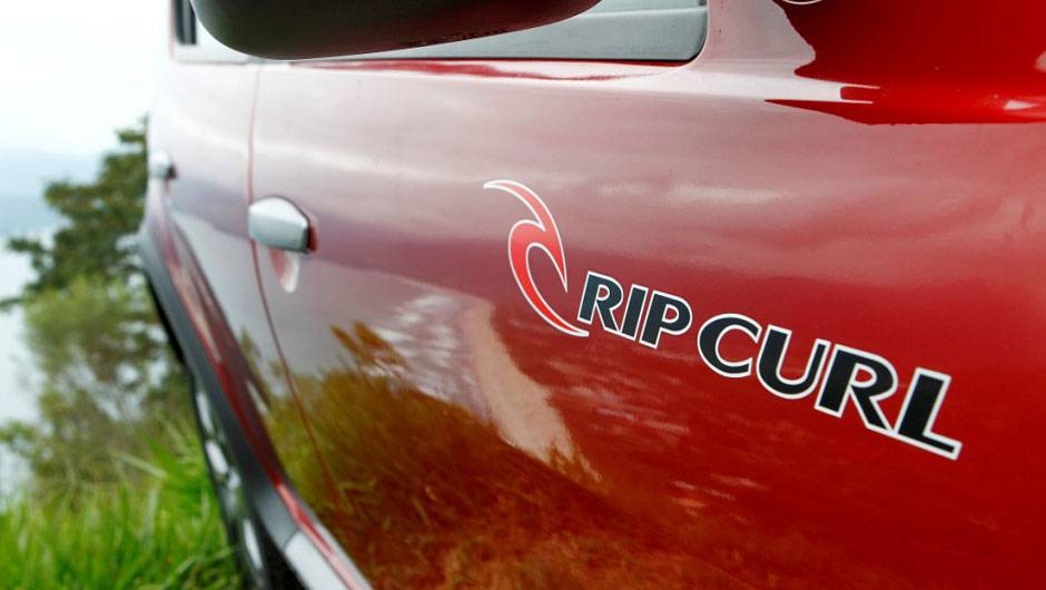 Adesivo Rip Curl tamb&eacute;m est&aacute; embaixo dos retrovisores | <a href="https://quatrorodas.abril.com.br/noticias/renault-sandero-stepway-ganha-serie-limitada-rip-curl-318372_p.shtml" rel="migration">Leia mais</a>
