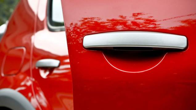 Maçanetas são na cor cinza inox | <a href="https://quatrorodas.abril.com.br/noticias/renault-sandero-stepway-ganha-serie-limitada-rip-curl-318372_p.shtml" rel="migration">Leia mais</a> Maçanetas são na cor cinza inox | <a href="https://quatrorodas.abril.com.br/noticias/renault-sandero-stepway-ganha-serie-limitada-rip-curl-318372_p.shtml" rel="migration">Leia mais</a>