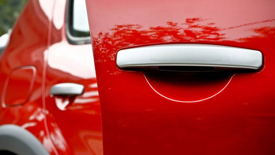 Ma&ccedil;anetas s&atilde;o na cor cinza inox | <a href="https://quatrorodas.abril.com.br/noticias/renault-sandero-stepway-ganha-serie-limitada-rip-curl-318372_p.shtml" rel="migration">Leia mais</a>