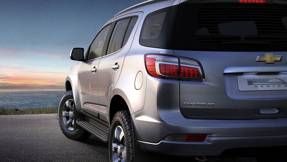 SUV vai usar os novos motores da fam&iacute;lia Duramax, movidos a diesel, e que j&aacute; equipam a Colorado | <a href="https://quatrorodas.abril.com.br/salao-do-automovel/2012/carros/s10-grand-blazer-704027.shtml" rel="migration">Leia mais</a>