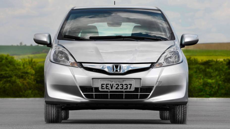 A grade é nova e as linhas da dianteira deixaram o Fit parecido com o novo Civic | <a href="https://quatrorodas.abril.com.br/carros/lancamentos/honda-fit-2013-680204.shtml" rel="migration">Leia mais</a>