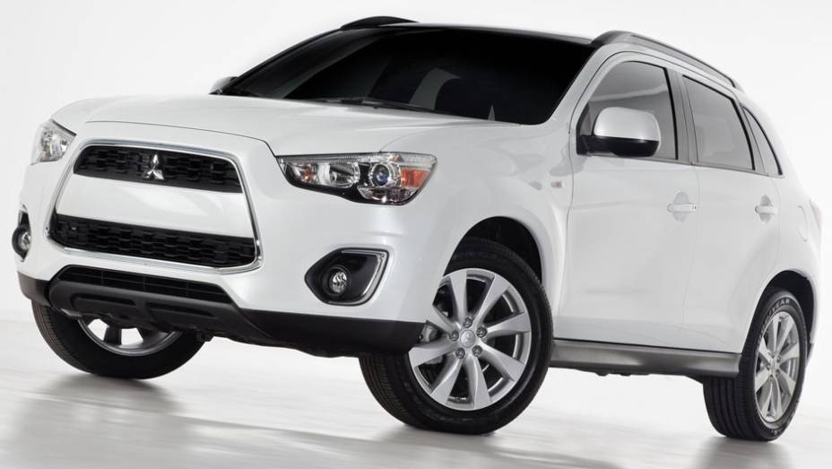 Modelo ganhou novos faróis de neblina | <a href="https://quatrorodas.abril.com.br/saloes/nova-york/2012/mitsubishi-outlander-sport-681212.shtml" rel="migration">Leia mais</a>