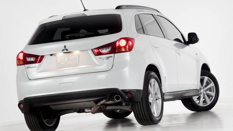 Suspensão multi-link traseira foi totalmente revisada | <a href="https://quatrorodas.abril.com.br/saloes/nova-york/2012/mitsubishi-outlander-sport-681212.shtml" rel="migration">Leia mais</a>