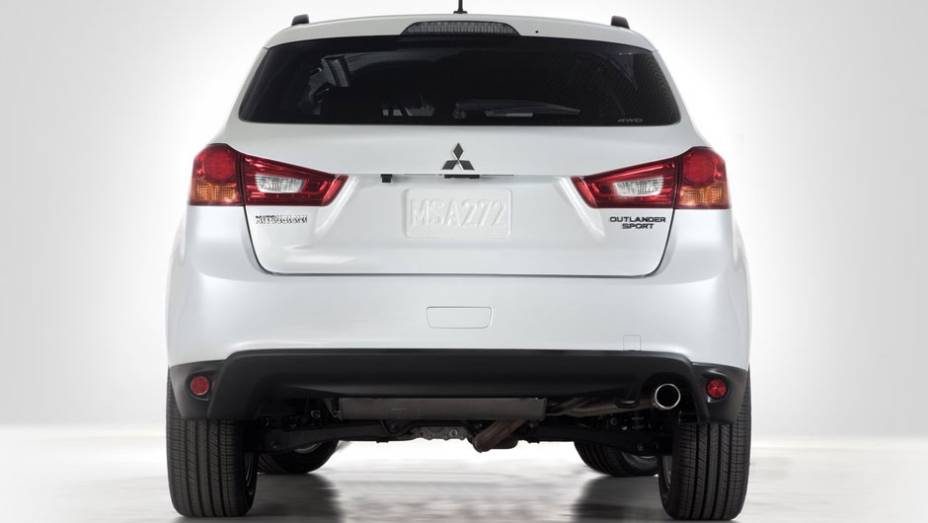 Lanternas traseiras ganharam mudanças também | <a href="https://quatrorodas.abril.com.br/saloes/nova-york/2012/mitsubishi-outlander-sport-681212.shtml" rel="migration">Leia mais</a>