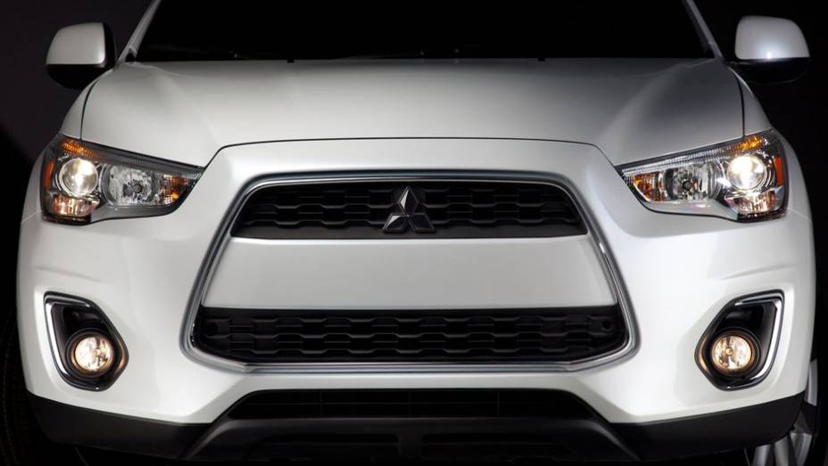 Modelo é o mais vendido da Mitsubishi na América do Norte | <a href="https://quatrorodas.abril.com.br/saloes/nova-york/2012/mitsubishi-outlander-sport-681212.shtml" rel="migration">Leia mais</a>