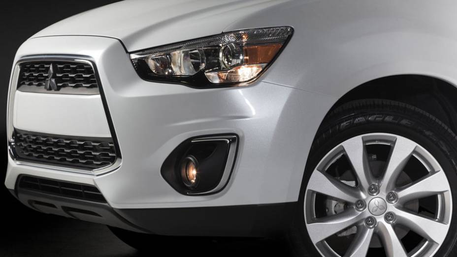 Rodas de 18 polegadas agora equipam o SUV | <a href="https://quatrorodas.abril.com.br/saloes/nova-york/2012/mitsubishi-outlander-sport-681212.shtml" rel="migration">Leia mais</a>