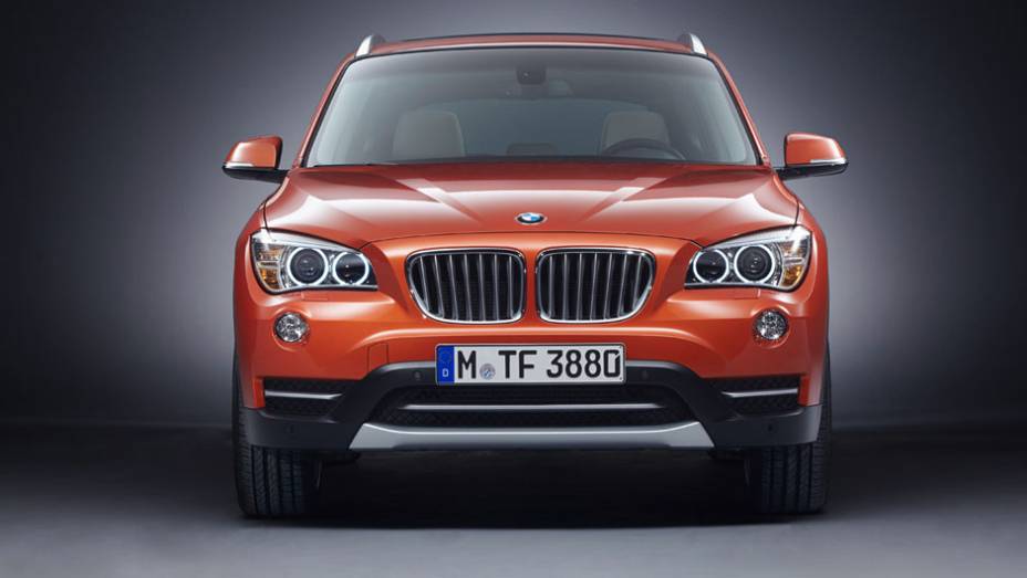 O para-choque dianteiro está mais detalhado e combina com a nova grade frontal | <a href="https://quatrorodas.abril.com.br/saloes/nova-york/2012/bmw-x1-681222.shtml" rel="migration">Leia mais</a>