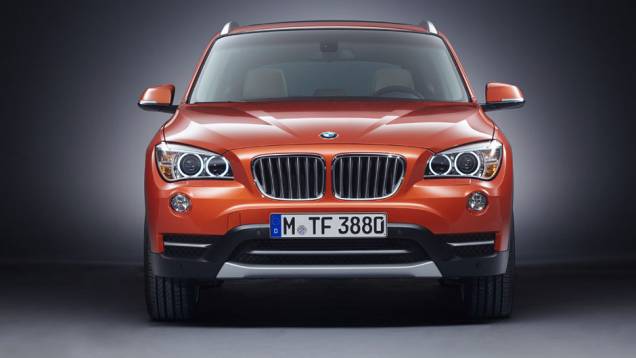 O para-choque dianteiro está mais detalhado e combina com a nova grade frontal | <a href="https://quatrorodas.abril.com.br/saloes/nova-york/2012/bmw-x1-681222.shtml" rel="migration">Leia mais</a> O para-choque dianteiro está mais detalhado e combina com a nova grade frontal | <a href="https://quatrorodas.abril.com.br/saloes/nova-york/2012/bmw-x1-681222.shtml" rel="migration">Leia mais</a>