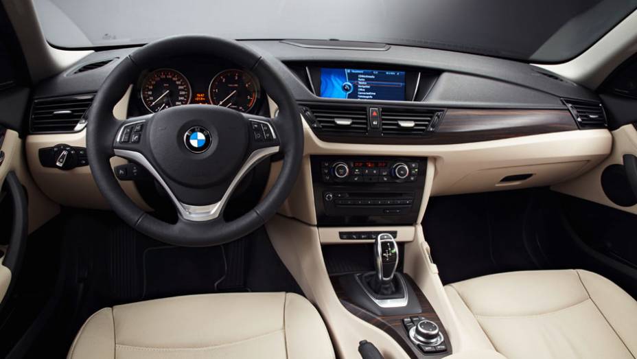 Internamente, a X1 ganhou console central totalmente revisado e novos equipamentos opcionais | <a href="https://quatrorodas.abril.com.br/saloes/nova-york/2012/bmw-x1-681222.shtml" rel="migration">Leia mais</a>