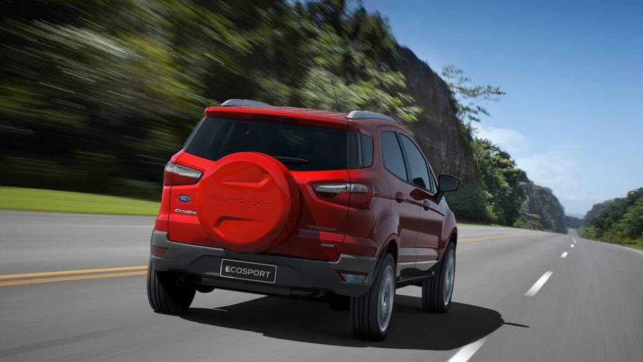 O suporte do estepe na traseira continua, assim como na geração anterior; a abertura da tampa também permanece sendo para a lateral | <a href="https://quatrorodas.abril.com.br/carros/lancamentos/ford-ecosport-695845.shtml" rel="migration">Leia mais</a>