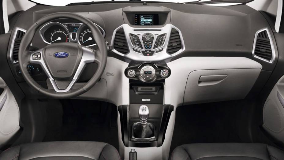 Com painel dividido em duas partes, o interior repete a ousadia do lado de fora, lembrando bastante o New Fiesta | <a href="https://quatrorodas.abril.com.br/carros/lancamentos/ford-ecosport-695845.shtml" rel="migration">Leia mais</a>