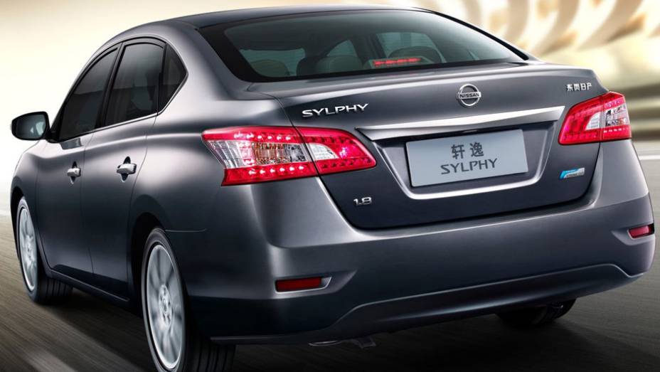 Lanternas lembram as do Nissan Altima | <a href="https://quatrorodas.abril.com.br/saloes/pequim/2012/nissan-sylphy-682762.shtml" rel="migration">Leia mais</a>