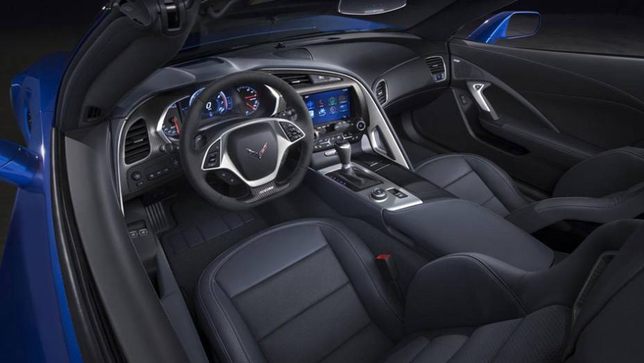 Bem acabada, a cabine tem os instrumentos voltados para o motorista | <a href="https://quatrorodas.abril.com.br/noticias/fabricantes/gm-revela-corvette-z06-conversivel-779627.shtml" rel="migration">Leia mais</a>
