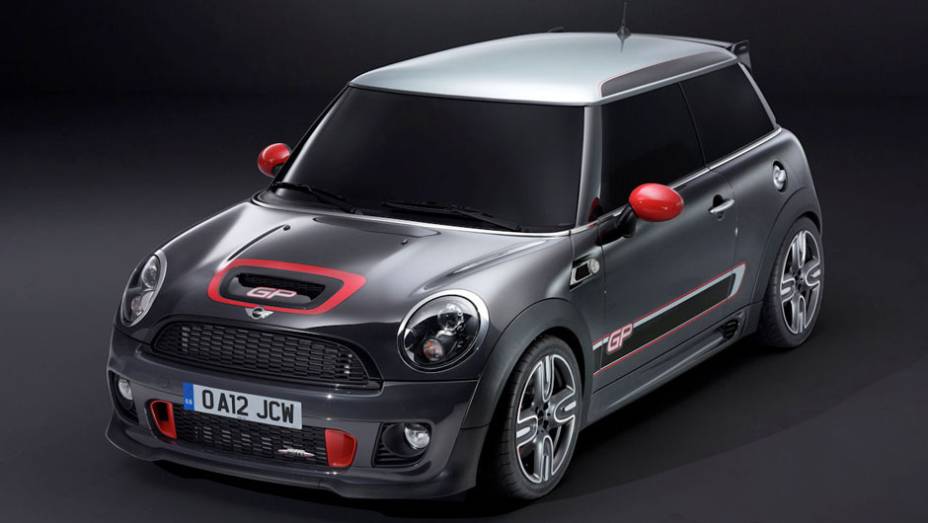 Nunca o adjetivo endiabrado serviu tão bem a um carro quanto no caso do John Cooper Works GP | <a href="https://quatrorodas.abril.com.br/saloes/paris/2012/mini-john-cooper-works-gp-702374.shtml" rel="migration">Leia mais</a>