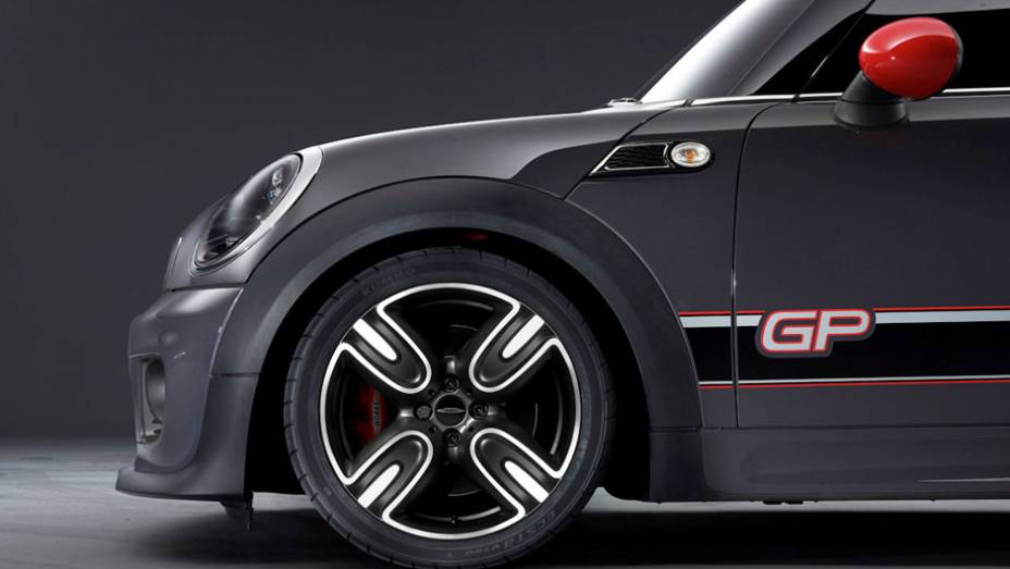 Suspensão recalibrada, rodas exclusivas, motor preparado... Assim é bom! | <a href="https://quatrorodas.abril.com.br/saloes/paris/2012/mini-john-cooper-works-gp-702374.shtml" rel="migration">Leia mais</a>