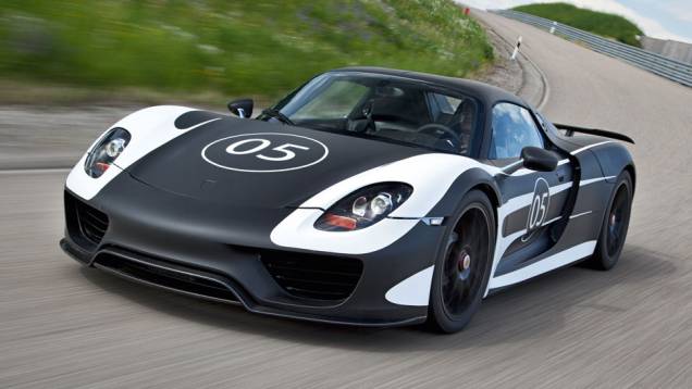 A Porsche revelou nesta quinta-feira (16) as especificações técnicas definitivas do 918 Spyder | <a href="https://quatrorodas.abril.com.br/noticias/fabricantes/porsche-fornece-especificacoes-918-spyder-741568.shtml" rel="migration">Leia mais</a>