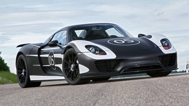 Ele foi apresentado em 2012, mas chega às concessionárias apenas em setembro deste ano | <a href="https://quatrorodas.abril.com.br/noticias/fabricantes/porsche-fornece-especificacoes-918-spyder-741568.shtml" rel="migration">Leia mais</a>