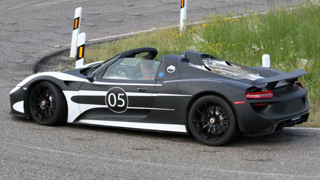 Além disso, segundo a montadora, o centro de gravidade do modelo é extremamente baixo | <a href="https://quatrorodas.abril.com.br/noticias/fabricantes/porsche-fornece-especificacoes-918-spyder-741568.shtml" rel="migration">Leia mais</a> Além disso, segundo a montadora, o centro de gravidade do modelo é extremamente baixo | <a href="https://quatrorodas.abril.com.br/noticias/fabricantes/porsche-fornece-especificacoes-918-spyder-741568.shtml" rel="migration">Leia mais</a>