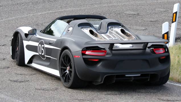 Em termos de dirigibilidade, haverá cinco modos de direção | <a href="https://quatrorodas.abril.com.br/noticias/fabricantes/porsche-fornece-especificacoes-918-spyder-741568.shtml" rel="migration">Leia mais</a> Em termos de dirigibilidade, haverá cinco modos de direção | <a href="https://quatrorodas.abril.com.br/noticias/fabricantes/porsche-fornece-especificacoes-918-spyder-741568.shtml" rel="migration">Leia mais</a>
