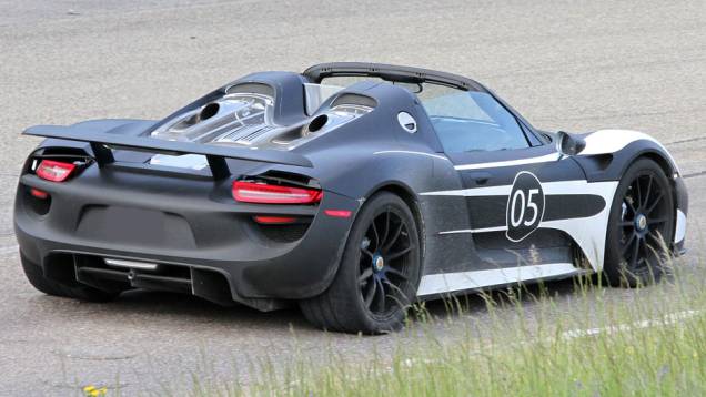 Por sinal, o 918 Spyder tem dois motores elétricos: um no eixo traseiro, de 154 cavalos de potência, ligado ao motor a combustão, e um no eixo dianteiro (127 cv), independente | <a href="%20https://quatrorodas.abril.com.br/noticias/fabricantes/porsche-fornec" rel="migration"></a> Por sinal, o 918 Spyder tem dois motores elétricos: um no eixo traseiro, de 154 cavalos de potência, ligado ao motor a combustão, e um no eixo dianteiro (127 cv), independente | <a href="%20https://quatrorodas.abril.com.br/noticias/fabricantes/porsche-fornec" rel="migration"></a>