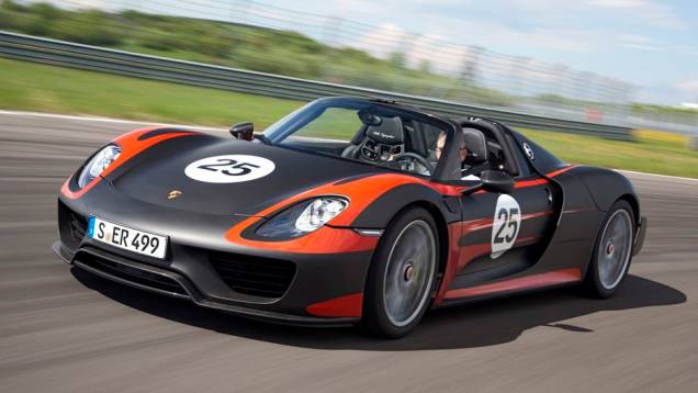Assim, somando o motor V8 a gasolina (608 cv), a potência total entregue é de 887 cv | <a href="https://quatrorodas.abril.com.br/noticias/fabricantes/porsche-fornece-especificacoes-918-spyder-741568.shtml" rel="migration">Leia mais</a> Assim, somando o motor V8 a gasolina (608 cv), a potência total entregue é de 887 cv | <a href="https://quatrorodas.abril.com.br/noticias/fabricantes/porsche-fornece-especificacoes-918-spyder-741568.shtml" rel="migration">Leia mais</a>