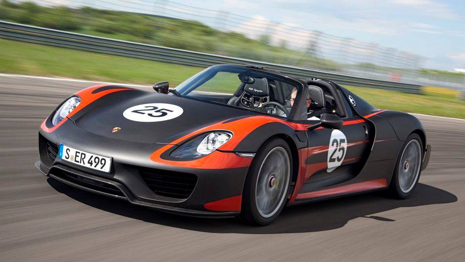 Assim, somando o motor V8 a gasolina (608 cv), a pot&ecirc;ncia total entregue &eacute; de 887 cv | <a href="https://quatrorodas.abril.com.br/noticias/fabricantes/porsche-fornece-especificacoes-918-spyder-741568.shtml" rel="migration">Leia mais</a>
