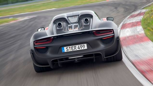 Assim, o modelo chega à velocidade máxima de 340 km/h, acelerando de 0 a 100 km/h em 2,8 segundos e de 0 a 200 km/h em 7,9 segundos | <a href="%20https://quatrorodas.abril.com.br/noticias/fabricantes/porsche-fornece-especificacoes-918-spyder-741568.shtml" rel="migration">Le</a> Assim, o modelo chega à velocidade máxima de 340 km/h, acelerando de 0 a 100 km/h em 2,8 segundos e de 0 a 200 km/h em 7,9 segundos | <a href="%20https://quatrorodas.abril.com.br/noticias/fabricantes/porsche-fornece-especificacoes-918-spyder-741568.shtml" rel="migration">Le</a>