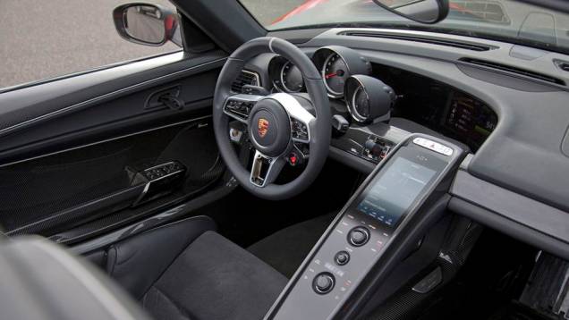 A transmissão é PDK, de sete marchas, e a tração é traseira | <a href="https://quatrorodas.abril.com.br/noticias/fabricantes/porsche-fornece-especificacoes-918-spyder-741568.shtml" rel="migration">Leia mais</a> A transmissão é PDK, de sete marchas, e a tração é traseira | <a href="https://quatrorodas.abril.com.br/noticias/fabricantes/porsche-fornece-especificacoes-918-spyder-741568.shtml" rel="migration">Leia mais</a>