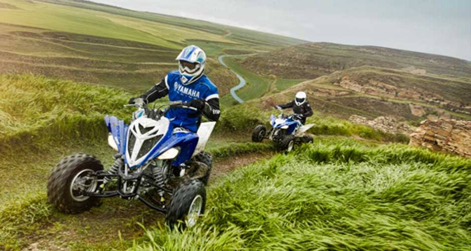 Entre suas peculiaridades, a Raptor tem acelerador na alavanca no polegar direito e câmbio tem 5 velocidades e transmissão final por corrente. | <a href="https://quatrorodas.abril.com.br/moto/noticias/yamaha-lanca-novo-raptor-700r-688932.shtml" rel="migration">Leia mais</a>