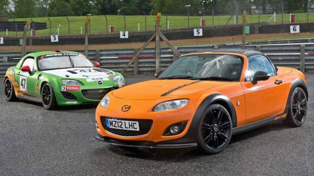 A companhia de um carro de corrida na foto não é por acaso: o MX-5 GT foi concebido para ser usado nas pistas, se assim o proprietário quiser | <a href="https://quatrorodas.abril.com.br/noticias/mazda-mostra-mx-5-especial-goodwood-324164_p.shtml" target="_blank" rel="migration"></a>