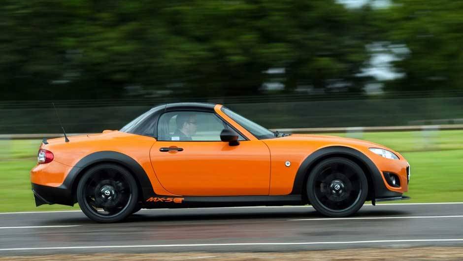 Diversas pe&ccedil;as de fibra de carbono foram incorporadas ao carro para reduzir peso | <a href="https://quatrorodas.abril.com.br/noticias/mazda-mostra-mx-5-especial-goodwood-324164_p.shtml" target="_blank" rel="migration">Leia mais</a>