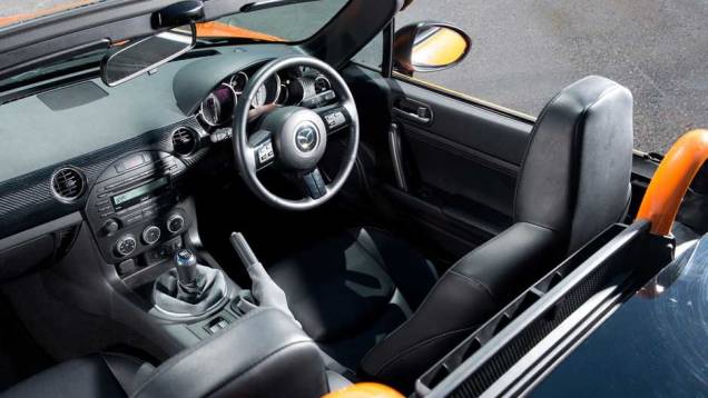 O interior tem várias peças de fibra de carbono e bancos do tipo concha | <a href="https://quatrorodas.abril.com.br/noticias/mazda-mostra-mx-5-especial-goodwood-324164_p.shtml" target="_blank" rel="migration">Leia mais</a>