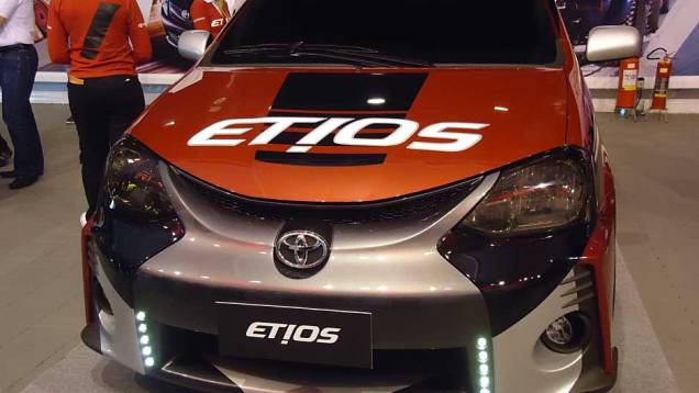 A frente invocada ganhou um novo para-choque, com direito até a luzes de LED; a versão convencional tem uma peça mais discreta | <a href="https://quatrorodas.abril.com.br/noticias/toyota-mostra-etios-sp-326285_p.shtml" target="_blank" rel="migration">Leia mais</a>