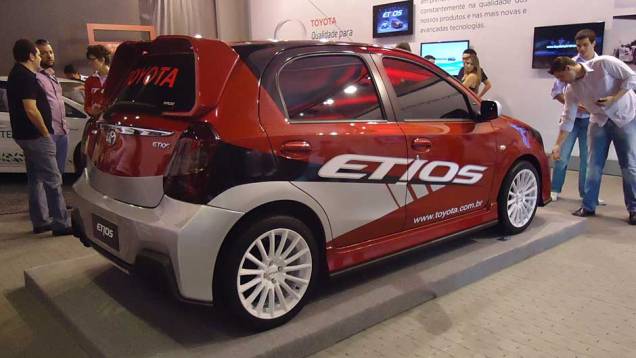 Quem quiser ver o Etios de perto poderá ir ao Morumbi Shopping até o dia 12 de agosto; depois desta data, o carro será exposto em outras cidades | <a href="https://quatrorodas.abril.com.br/noticias/toyota-mostra-etios-sp-326285_p.shtml" target="_blank" rel="migration">Leia ma</a>