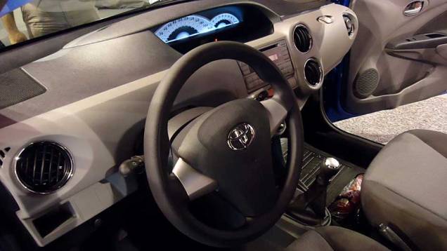 Simples, o interior tem acabamento bom e painel de instrumentos bem no centro da cabine, o que pode causar certa estranheza ao motorista | <a href="https://quatrorodas.abril.com.br/noticias/toyota-mostra-etios-sp-326285_p.shtml" target="_blank" rel="migration">Leia mais</a>