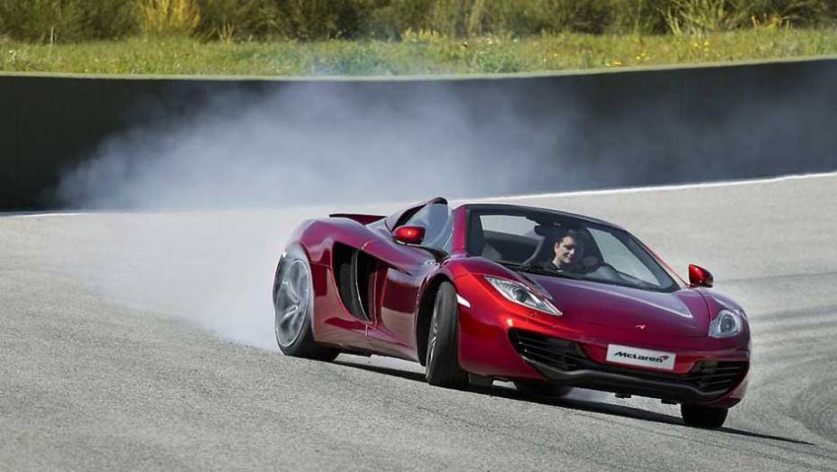 Teto do modelo pode ser retraído em apenas 17 segundos | <a href="https://quatrorodas.abril.com.br/saloes/paris/2012/mclaren-mp4-12c-spider-703295.shtml" rel="migration">Leia mais</a>