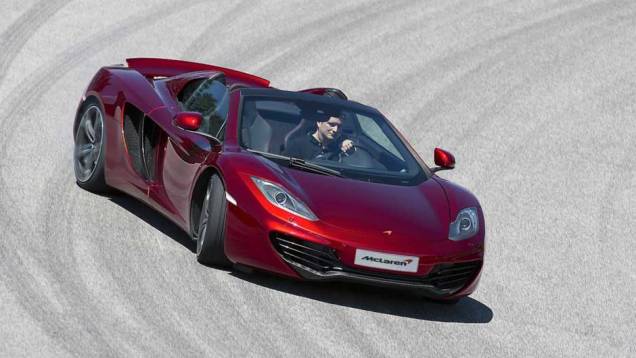 Peso do MP4-12C é de apenas 1.440 kg | <a href="https://quatrorodas.abril.com.br/saloes/paris/2012/mclaren-mp4-12c-spider-703295.shtml" rel="migration">Leia mais</a>